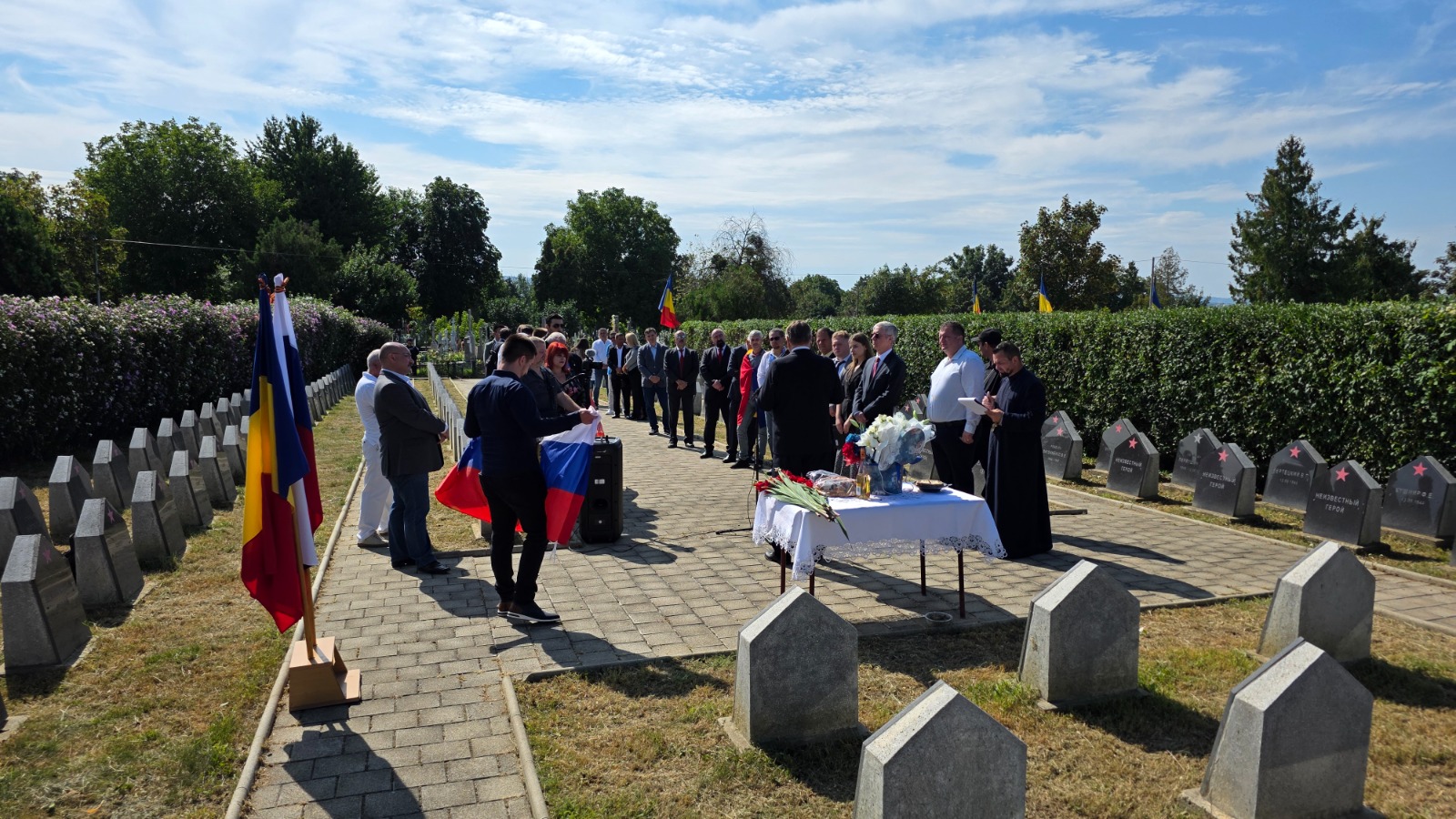 Steagul Rusiei a fluturat ieri la Ia&#537;i, la Eternitatea: ambasadorul Moscovei &#537;i rusofili locali au &#539;inut lec&#539;ii despre &bdquo;denazificarea Ucrainei fasciste&rdquo;