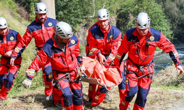Intervenţie a Salvamont Maramureş pentru salvarea unui tânăr ucrainean aflat de patru nopţi pe munte, deshidratat şi în hipotermie