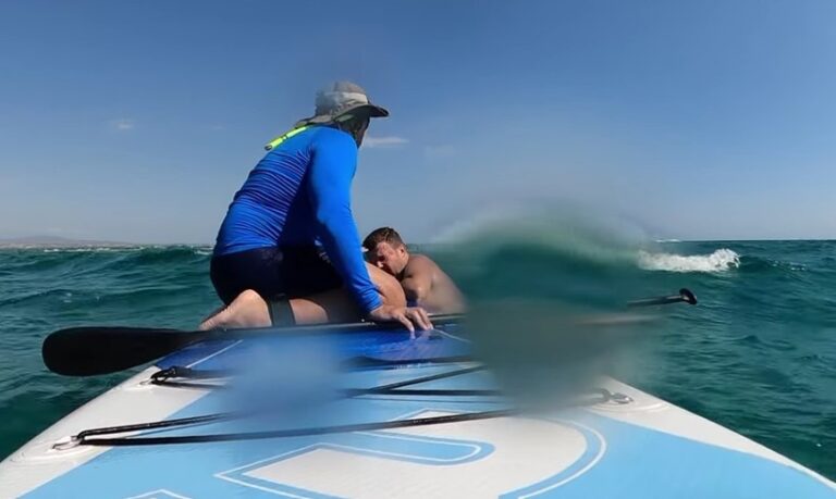 VIDEO | Un român şi cei doi copii ai săi au fost salvaţi de la înec în Grecia de un practicant de stand up paddle. Momentul care a fost filmat s-a viralizat rapid
