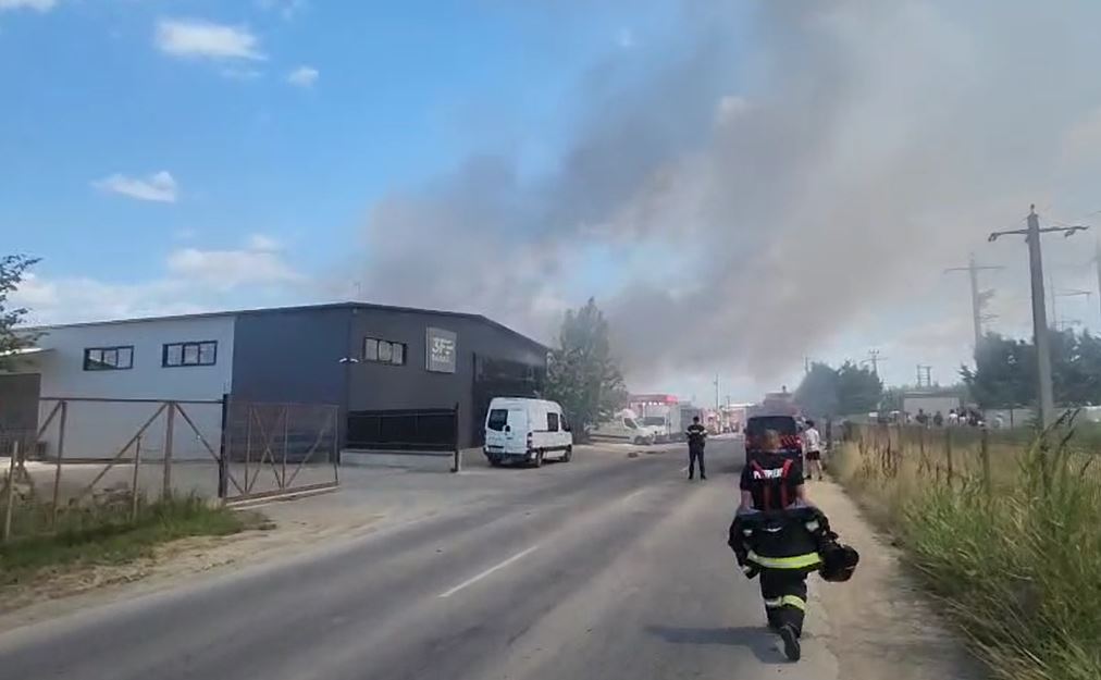  Incendiul de la depozitul Sameday din Iași putea fi mult mai mare. Pompierii au reușit să împiedice propagarea la cealaltă hală