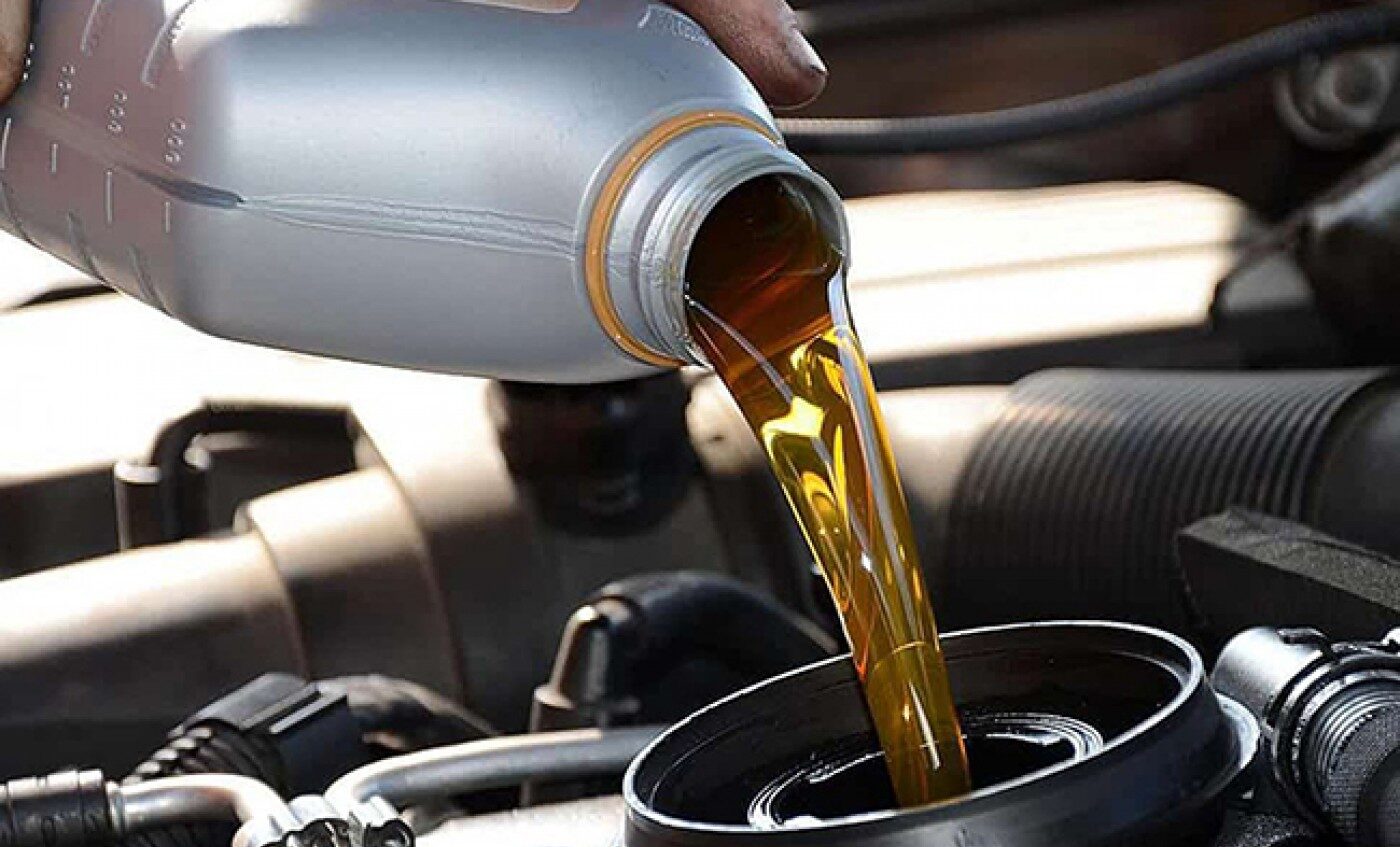 Nu știi ce ulei de motor să pui la mașină? Reține aceste acronime ciudate și n-ai să iei țeapă