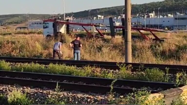 Bărbatul care s-a aruncat în fața locomotivei se certase anterior cu familia. A băut o sticlă de alcool până să vină trenul