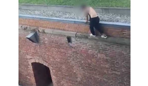 Timiș: Un bărbat a amenințat că se aruncă de pe clădirea Bastionului din Timișoara