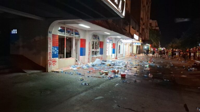 Continuă violențele în Serbia. Protestatarii au devastat sediul partidului de guvernământ din Novi Sad