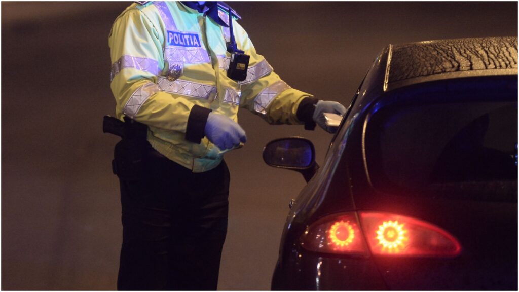  O sutime l-a băgat în belea: a virat pe linie continuă și s-a trezit cu dosar penal!