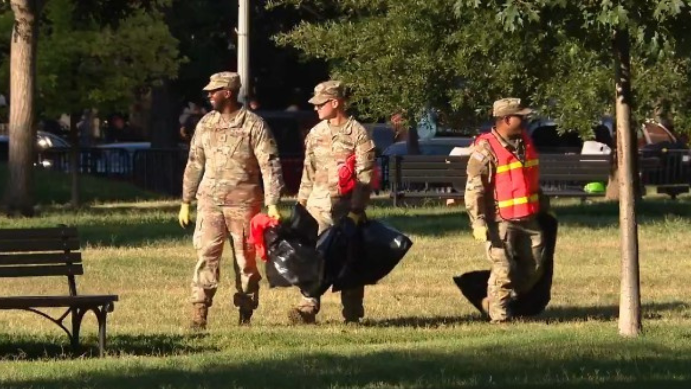 Soldații Gărzii Naţionale, trimiși de Trump în Washington, au fost puşi să strângă gunoiul - VIDEO