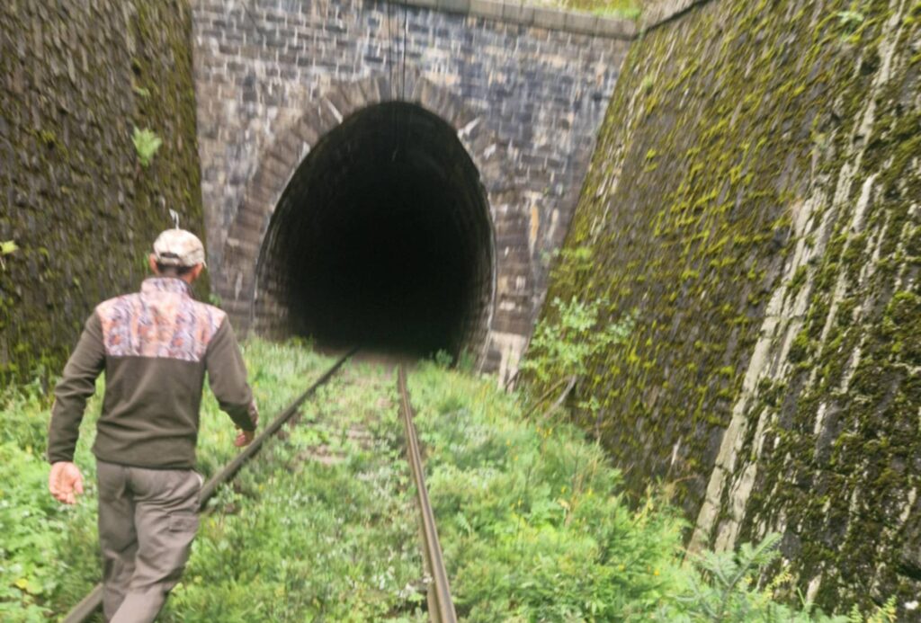  Descoperire șocantă făcută lângă calea ferată. Tânăr din Botoșani, găsit mort, la sute de kilometri de casă