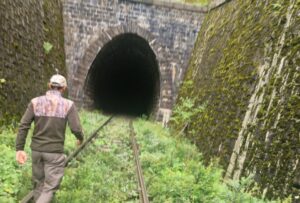 Descoperire șocantă făcută lângă calea ferată. Tânăr din Botoșani, găsit mort, la sute de kilometri de casă