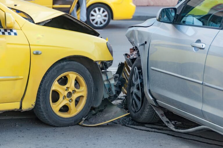 Cât trebuie să plătească o firmă de asigurări în caz de daună totală? Cazul unui taximestrist care s-a adresat instanței