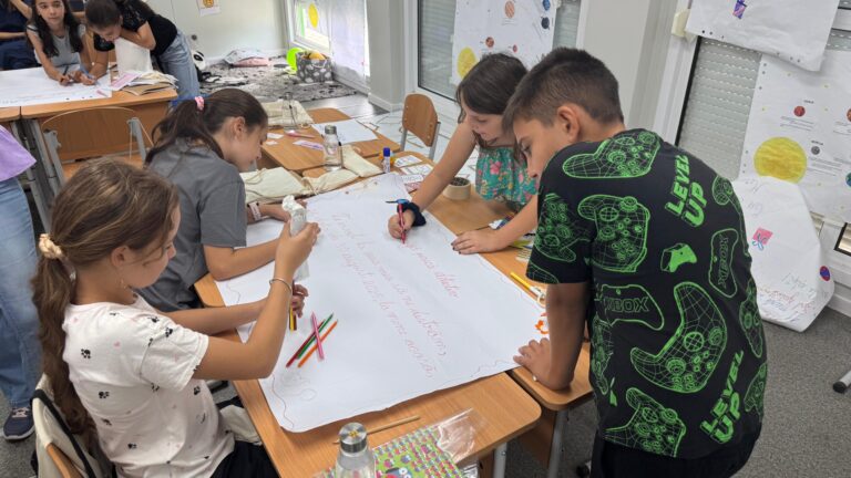 Profesori care reinventează școala în comunitățile vulnerabile: de la scrisori pierdute la misiuni secrete