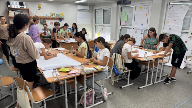 Profesorii care fac adevărate minuni în comunități vulnerabile s-au antrenat la școala de vară în Podu Iloaiei