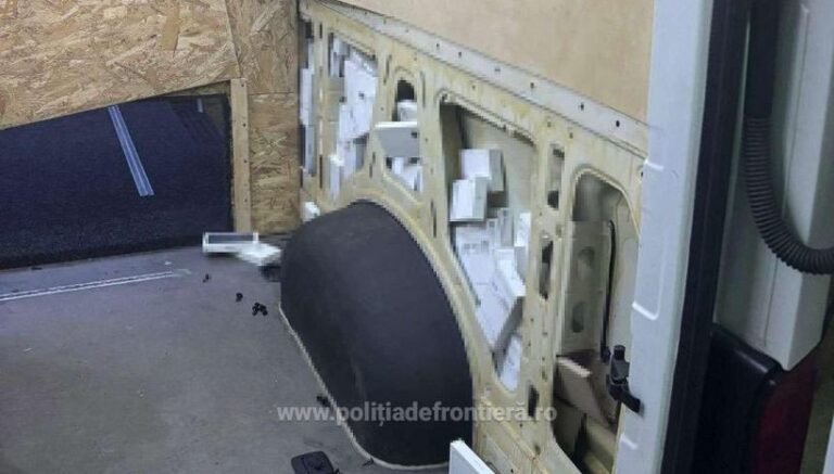 Suceava: Poliţia de Frontieră a găsit telefoane în valoare de 700.000 lei ascunse în pereţii laterali ai unui microbuz înmatriculat în Ucraina
