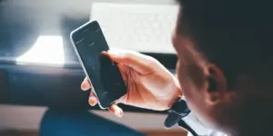 Cadou otrăvit: a dăruit telefonul găsit într-un microbuz nepotului, iar acesta l-a folosit pentru furt bancar