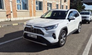 Două vehicule cu probleme de înmatriculare, oprite la vama Sculeni într-o singură zi