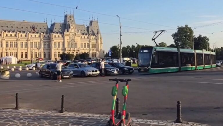 Centrul Iașului, cucerit de mai mulți „țărani cu BMW” care au văzut pentru prima dată un tramvai - VIDEO
