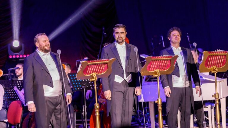 „Trei tenori ieșeni”, în concert caritabil pentru sprijinirea victimelor inundațiilor din Suceava și Neamț