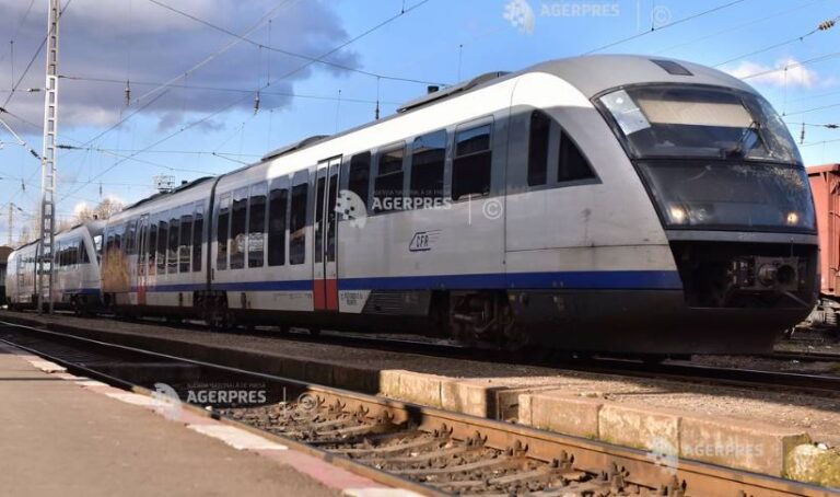 Trafic feroviar îngreunat spre și dinspre litoral; trenurile înregistrează întârzieri de sute de minute
