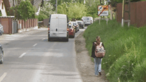 Drum în modernizare la marginea Iașului. Se fac și trotuarele cerute de ani de zile de localnici