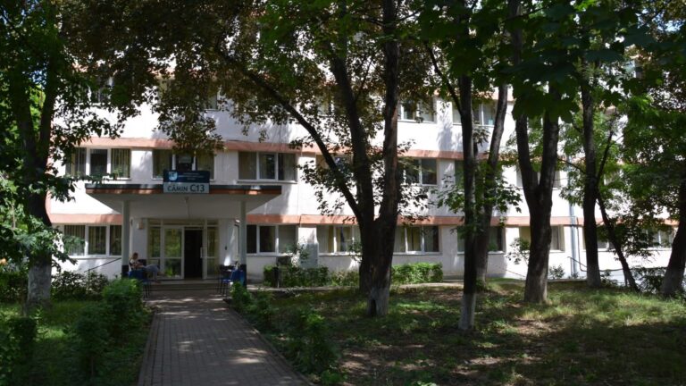 UAIC pune panouri solare pe căminele C12 și C13 din Codrescu de un milion de lei