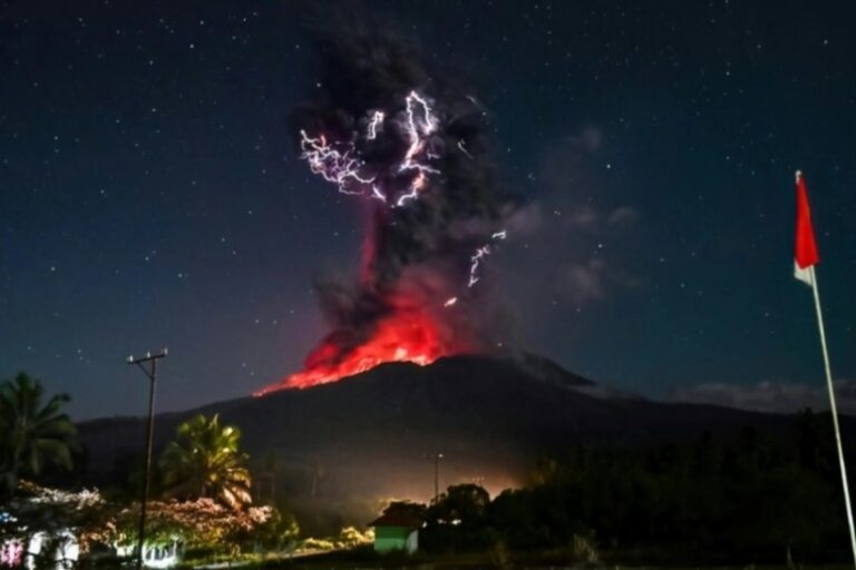 Un vulcan din Indonezia a intrat din nou în erupţie şi aruncă o coloană de cenuşă de 10 kilometri înălţime