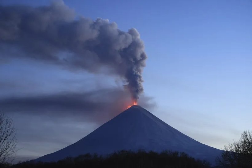 Imagini spectaculoase în Rusia. Un vulcan a erupt după mai mult de 450 de ani de inactivitate - VIDEO