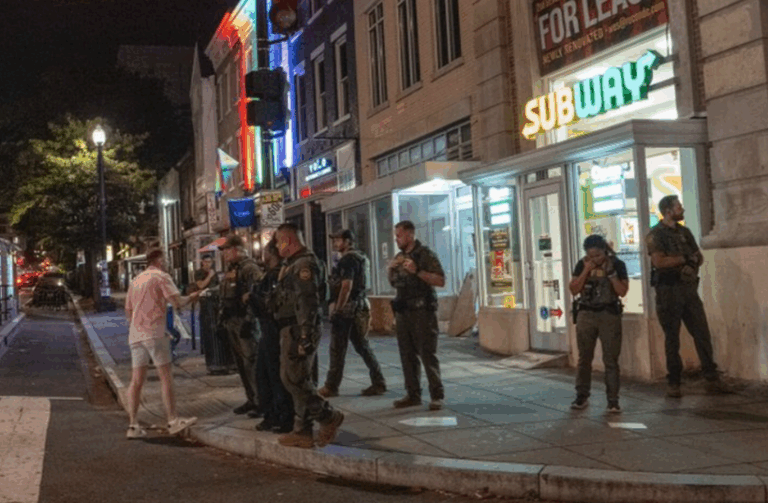 VIDEO Un bărbat arestat la Washington după ce a aruncat cu un sandvici într-un agent federal și a strigat: „Bandă de fascişti!”