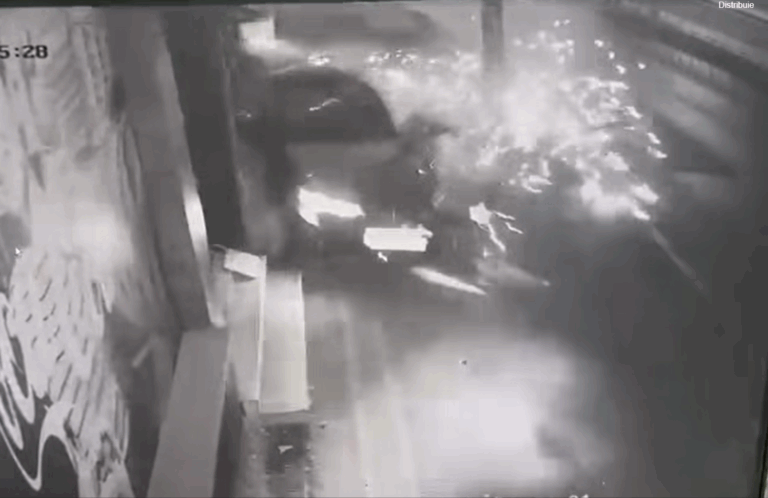 Momentul în care un bărbat băut lovește cu maşina un refugiu de tramvai din București, surprins de camere. Autoturismul a fost proiectat apoi într-un stâlp de iluminat şi într-un gard