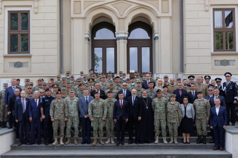Schimbare cu fast a șefului garnizoanei din Iași. În premieră, ceremonia a fost rezervată doar politicienilor: mass media și alți civili, ținuți la poartă. „E eveniment privat”