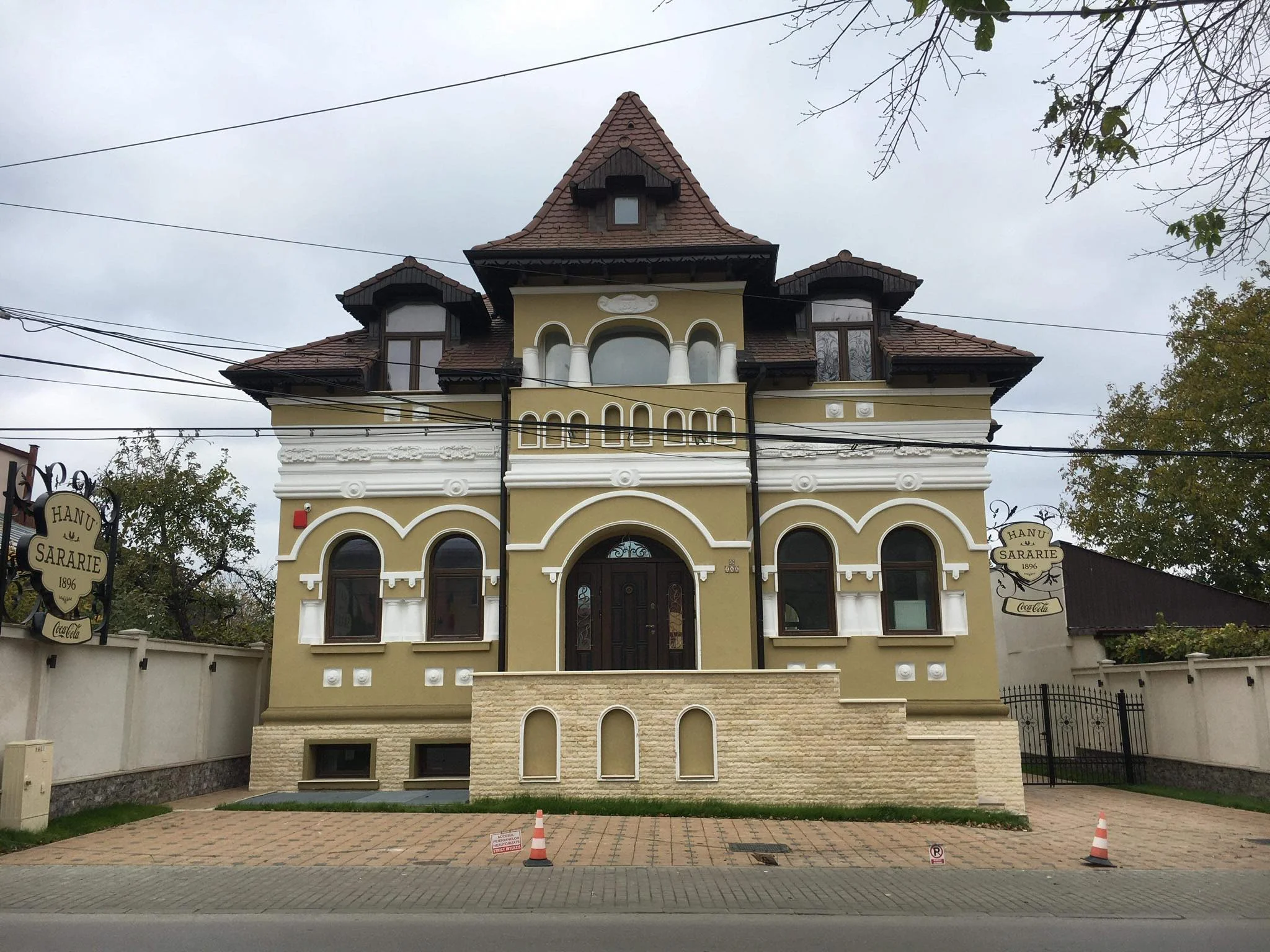 Cu cât e scos la vânzare un cunoscut restaurant de pe Sărărie, clădire monument, din apropierea Bodjeucii lui Creangă? Se poate și închiria: 30.000 euro/lună