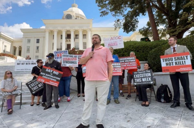 Un bărbat din SUA l-a iertat pe ucigașul mamei sale și acum luptă să-i salveze viața