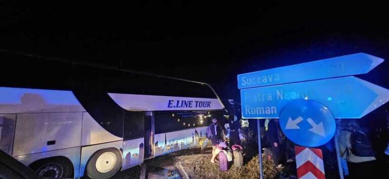 Cinci perosane au ajuns la spital după ce un autobuz a fost implicat într-un accident în Bacău