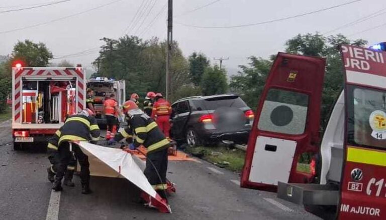 Bihor: Un bărbat a murit şi o femeie a fost rănită, într-un accident rutier în care au fost implicate un autoturism şi un camion, pe DN1 - FOTO