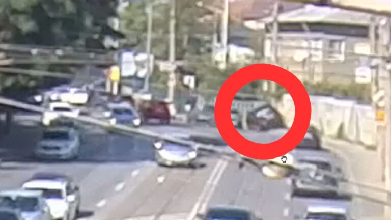 VIDEO | Un pieton din Iași a scăpat ca prin minune, după ce o mașină a intrat pe trotuar