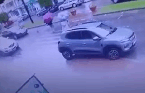 Două eleve, lovite de un autoturism, pe o trecere de pietoni din Dorohoi. Momentul impactului, surprins de camere