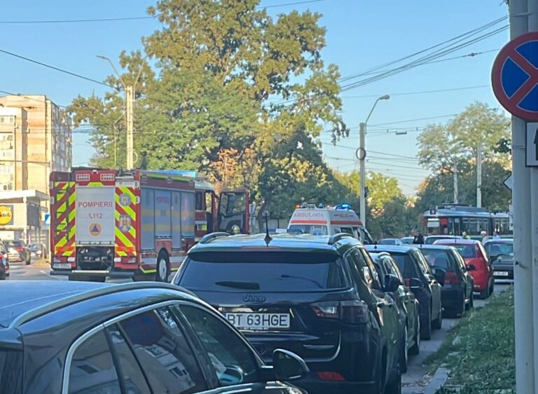 Accident cu victime în zona Lidl Tătărași – Impact între o mașină și o motocicletă