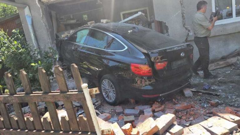 Un tânăr de 18 ani a intrat cu maşina într-o casă din Reșița, după ce a „ratat” o curbă