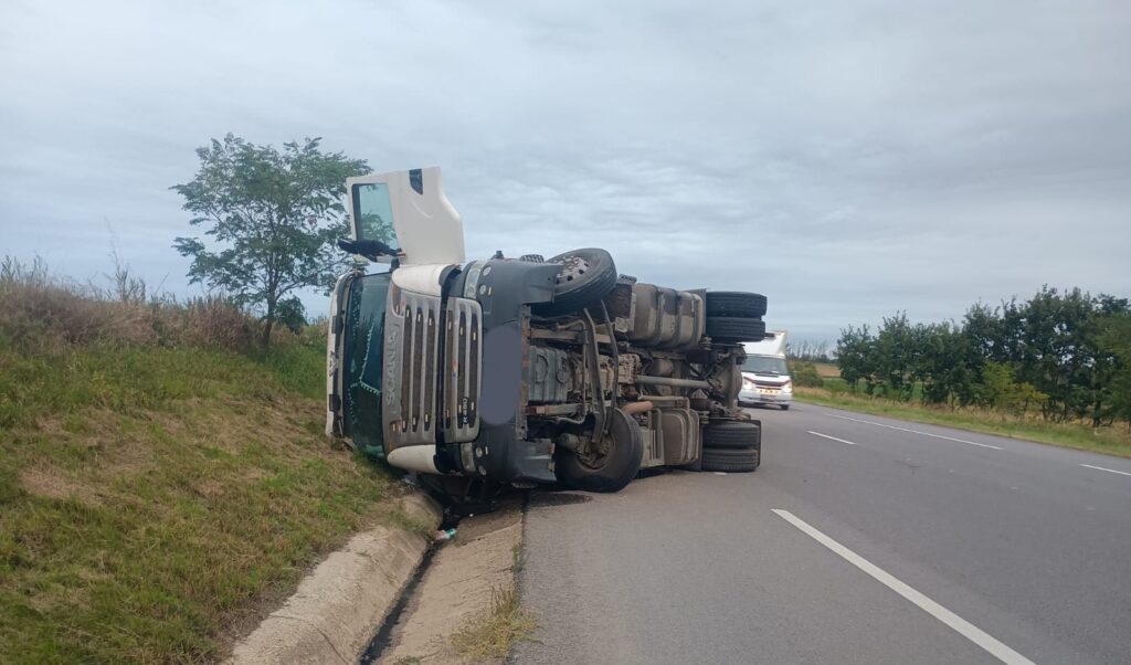  Trafic îngreunat în Strunga, pe DN 28, după ce un autotren încărcat cu marfă s-a răsturnat pe carosabil