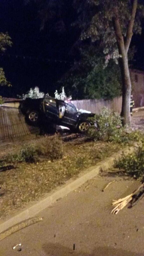  Impact devastator pe un drum din Tecuci. Un tânăr de 29 de ani a murit, după ce a intrat cu mașina într-un copac, fiind ulterior proiectat într-un gard