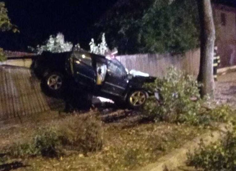 Impact devastator pe un drum din Tecuci. Un tânăr de 29 de ani a murit, după ce a intrat cu mașina într-un copac, fiind ulterior proiectat într-un gard