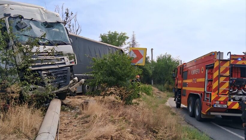 Tragedie evitată la limită, în judeţul Giurgiu. Un TIR încărcat cu fier vechi a derapat şi a pus la pământ un gard, un stâlp şi mai mulţi copaci