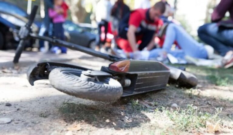 Bistriţa: O fată de 15 ani şi un băiat de 18 ani, care circulau cu o trotinetă electrică în, accidentaţi de un șofer cu dreptul de a conduce suspendat