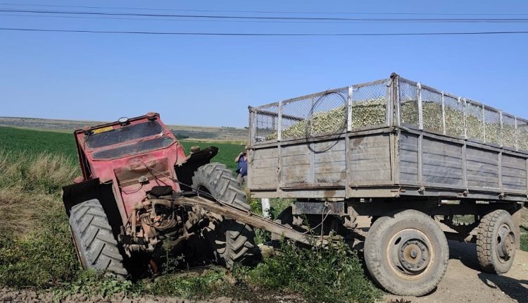 Botoșani: Un tren de persoane a lovit un tractor cu remorcă. Un bărbat rănit
