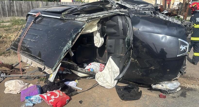 Accident rutier pe DN 7 Piteşti-Râmnicu Vâlcea, după ce un autoturism a intrat într-un cap de pod. Şase persoane au fost rănite, dintre care doi copii