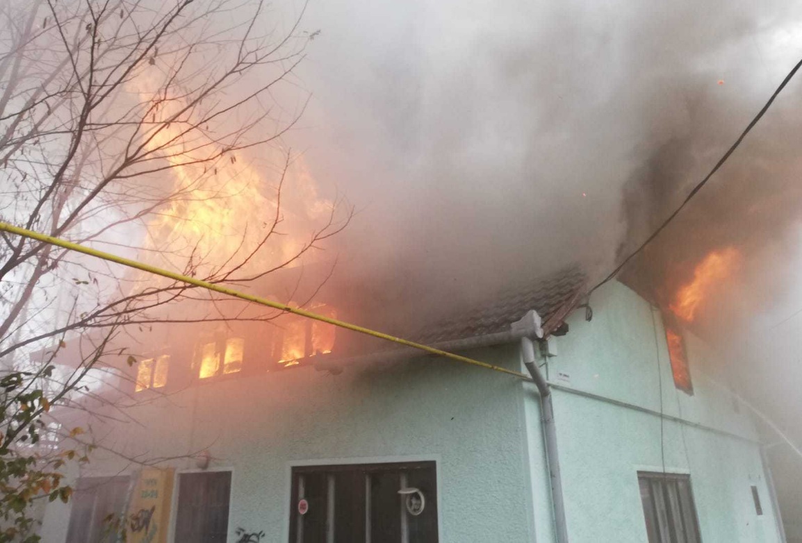 Un ieșean a dat foc casei socrilor fiindcă iubita cu care avea doi copii i-a dat papucii. Apoi a povestit toată tărășenia unui șofer