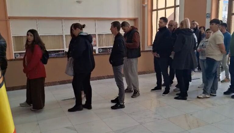 Alegeri în Moldova - Mobilizare bună la Iași. La unele secții s-au format cozi FOTO/VIDEO