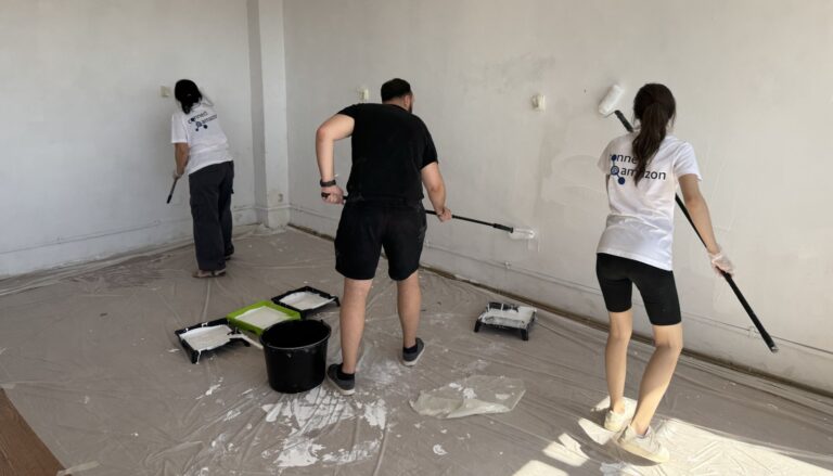 Angajați ai companiei Amazon Iași au transformat școala din Dumești: șase clase renovate într-o singură zi/VIDEO