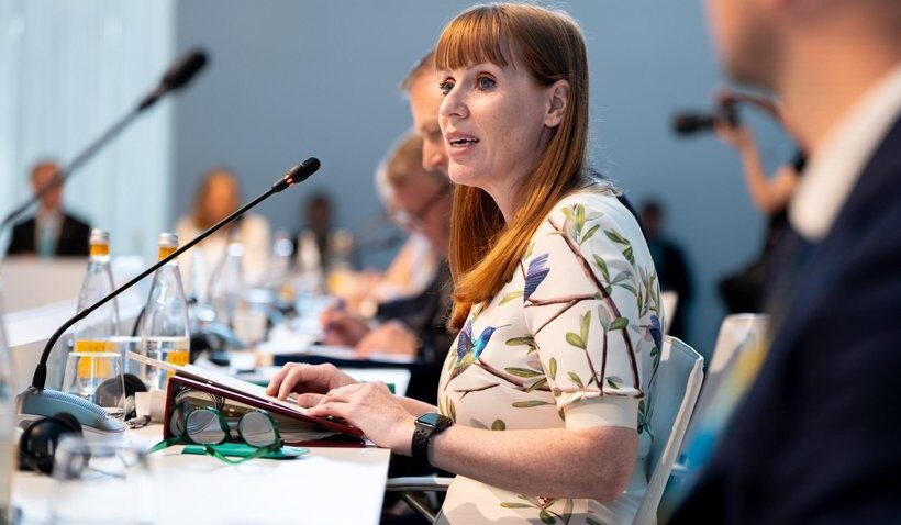  Un nou scandal în guvernul britanic. Vicepremierul recunoaşte că a plătit impozite mai mici decât trebuia