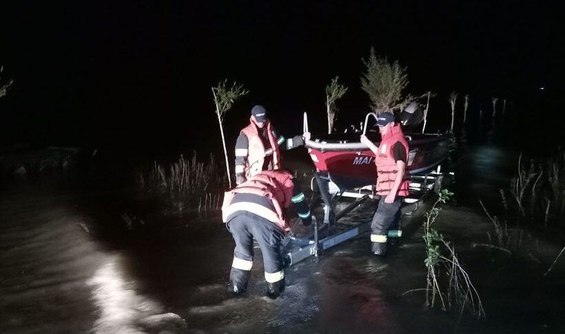  Doi pescari care s-au răsturnat cu barca pe Prut, salvați după ce au plutit mai mulți kilometri în derivă și au ajuns înot la mal