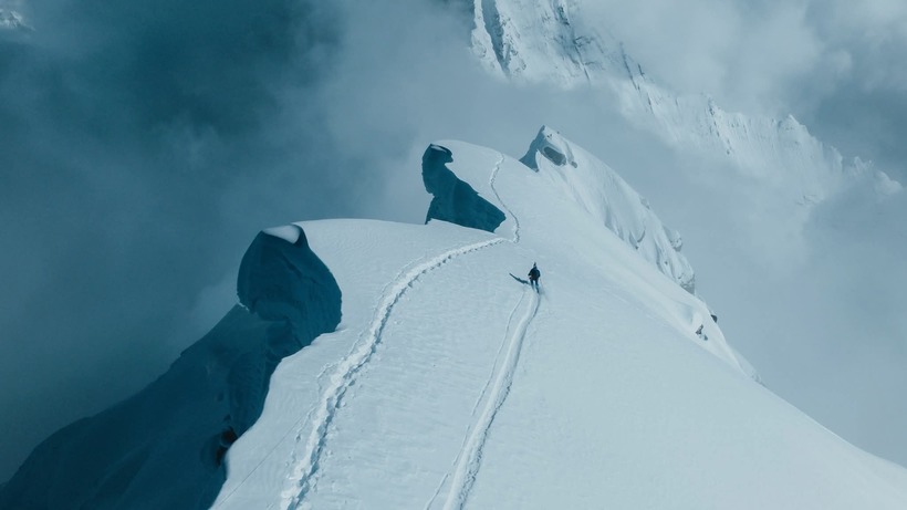 Primul om care a coborât pe schiuri de pe Everest fără oxigen suplimentar
