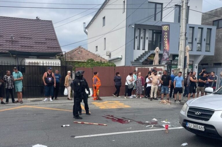 Un bărbat a murit şi patru persoane au fost rănite, în urma unei bătăi pe o stradă din Craiova